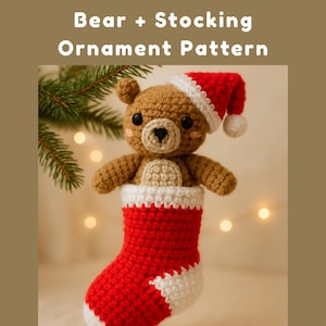 Puede incluir: Adorno navideño tejido a ganchillo con un oso marrón que lleva un gorro de Papá Noel rojo y blanco, saliendo de un calcetín rojo y blanco. El texto "Bear + Stocking Ornament Pattern" está en la parte superior. El oso tiene una barriga beige y una nariz negra.