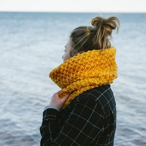 MUSTER: Fall Lane Snood - Handgestrickter Schal.