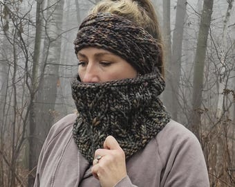 Puede incluir: Un conjunto de diadema y cuello de punto marrón y negro. La diadema se lleva en la cabeza y el cuello se lleva alrededor del cuello. El conjunto está hecho de un hilo suave y cálido.