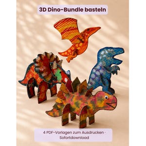 Könnte beinhalten: Ein Set aus vier 3D-Dinosaurierfiguren aus bedrucktem Karton, bestehend aus einem fliegenden orangefarbenen Pterodaktylus, einem bunten Triceratops, einem blauen Tyrannosaurus und einem gepunkteten Stegosaurus. Text: 3D Dino-Bundle basteln und 4 PDF-Vorlagen.