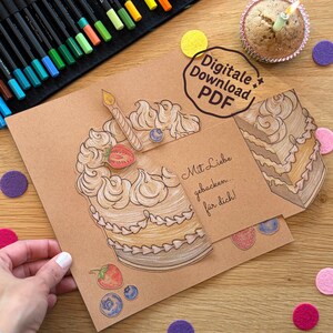 Könnte beinhalten: Braune Papier-Geburtstagskarte mit Kuchenillustration, brennender Kerze und den Worten "Digitale Download PDF". Die Karte ist mit Filzkreisen und einem Cupcake verziert. Farbstifte befinden sich im Hintergrund.