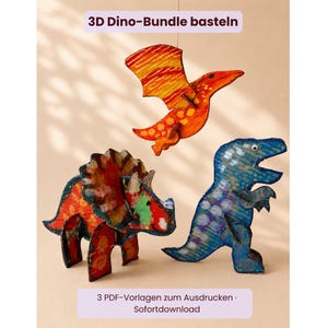 Puede incluir: Tres modelos de dinosaurios 3D coloridos. Un pterodáctilo naranja y amarillo, un triceratops rojo, naranja y verde, y un Tyrannosaurus Rex azul. El texto en la parte superior dice "3D Dino-Bundle basteln" y en la inferior "3 PDF-Vorlagen zum Ausdrucken - Sofortdownload."
