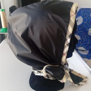 バーサおばさんの黒とタータンチェックのレインフード