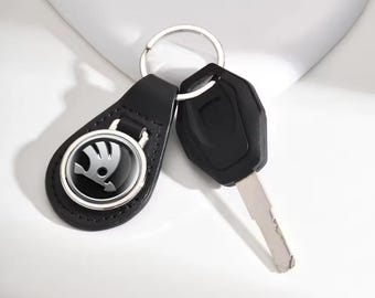 Chaveiro com logotipo e emblema Skoda | Capa de couro sintético com cúpula em gel epóxi | Chaveiro feito à mão | Acessórios para carro, presente para homens e pais