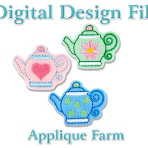 Può includere: Tre teiere ricamate in diversi colori: rosa con un cuore, verde con un fiore e blu con pois. Le teiere sono su uno sfondo bianco con il testo "Digital Design File" in alto e "Applique Farm" in basso.