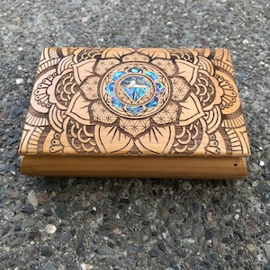 Caja de mandala de gatos bajo las estrellas