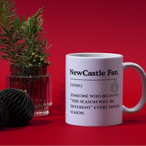 Taza para fan del Newcastle United, regalo divertido de fútbol, taza de broma de la Premier League, humor para aficionados al fútbol británico, regalo para amantes del fútbol imagen 1