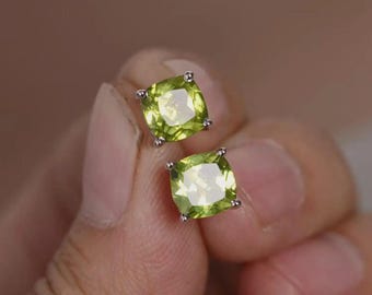 Pendientes de botón de cuarzo sintético con talla cojín, chapados en plata de ley con baño de oro blanco de 14 quilates.