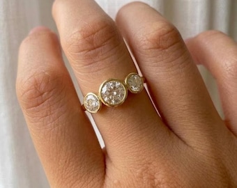 Bague de mariage sertie d'une pierre simulée ronde de 3,5 carats / Bague plaquée or jaune 14 carats / Bague de promesse personnalisable pour elle / Bague à porter au quotidien