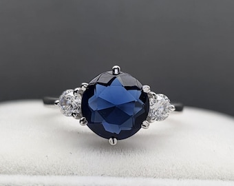 Bague ovale saphir bleu trois pierres / Bague avec pierre de naissance pour elle / Bague en argent sterling 925 / Bague plaquée or / Promesse cadeau d'anniversaire pour maman