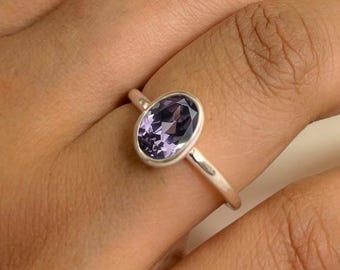 Anillo de alejandrita con piedra de nacimiento ovalada / Anillo de bodas con piedra de color / Anillo de compromiso con engaste para ella / Anillo de plata de ley 925 / Anillo llamativo