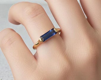 Anillo solitario minimalista para ella / Anillo de cuarzo y zafiro azul bañado en oro / Anillo con engaste este-oeste / Anillo con piedra de nacimiento para uso diario