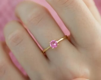Anillo solitario con piedra de nacimiento personalizado / Anillo chapado en oro amarillo de 14 quilates para regalar a tu mejor amiga / Anillo con piedra de color diminuta / Anillo minimalista con piedras preciosas