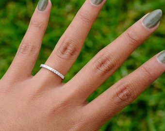 Alliance en pierre ronde de 1,5 mm / Meilleur cadeau de promesse pour elle / Alliance plaquée or blanc 14 carats / Cadeau pour la fête des Mères / Bague tendance