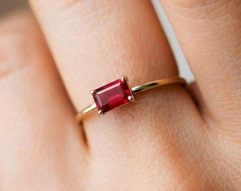 Anillo de bodas con piedra de nacimiento de enero / Anillo delicado con piedra de nacimiento personalizada / Anillo de diamantes baguette / Anillo solitario chapado en oro amarillo