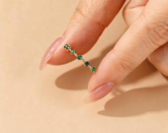 Anillo con piedra natal de esmeralda de corte redondo / Anillo apilable / Anillo con piedra natal de mayo / Anillo de bodas de plata de ley 925 / Anillo de eternidad completo a juego