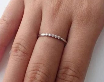 Bague cinq diamants, alliance fine en diamants, bague de mariage minimaliste, bague empilable en or, alliance d'anniversaire fine pour femme