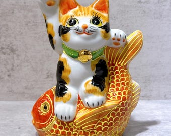 Kutani-yaki Maneki Neko: Japanese Porcelain Lucky Cat Three-haired Sea Bream