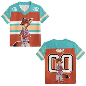 K&ouml;nnte beinhalten: Ein orangefarbenes Trikot mit t&uuml;rkisfarbenem Joch und &Auml;rmeln, das einen Cartoon-Fuchs-Charakter zeigt. Das Trikot hat wei&szlig;e und beige Streifen, die Nummer "00" und das Wort "Zootopia". Auf der R&uuml;ckseite des Trikots stehen das Wort "NAME" und die Nummer "00".