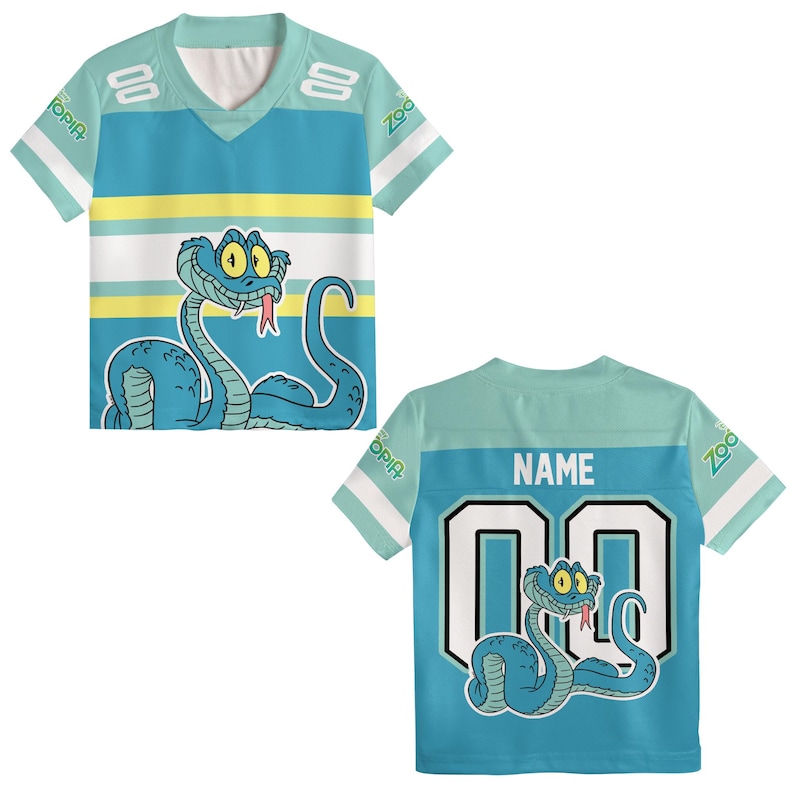 K&ouml;nnte beinhalten: Ein t&uuml;rkis-wei&szlig;es Kurzarm-Trikot mit einem Cartoon-Schlangen-Motiv. Auf der Vorderseite sind die Schlange und die Nummer "00" abgebildet. Auf der R&uuml;ckseite stehen "NAME" und "00". Die &Auml;rmel haben den Text "Zootopia".