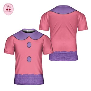 K&ouml;nnte beinhalten: Ein kurz&auml;rmeliges T-Shirt mit einer rosafarbenen Basis, einem violetten Kragen und einem violetten ger&uuml;schten Saum. Die Vorderseite zeigt zwei violette ovale Formen, die an Kn&ouml;pfe erinnern. Die R&uuml;ckansicht zeigt dasselbe rosa-violette Farbschema.