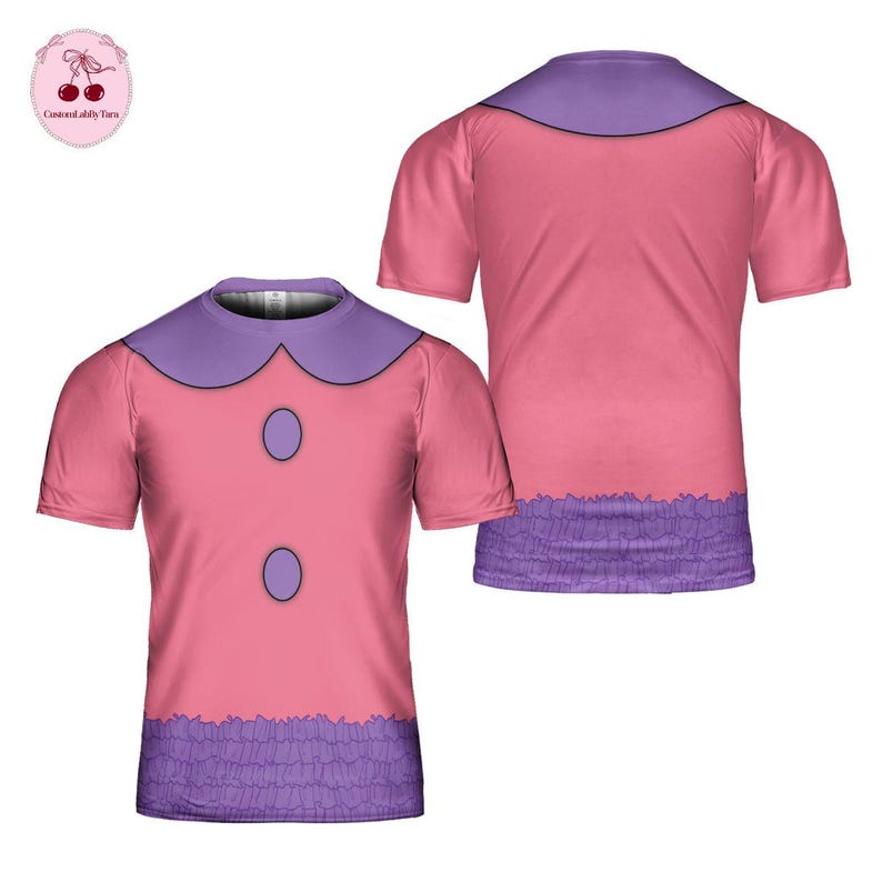 K&ouml;nnte beinhalten: Ein kurz&auml;rmeliges T-Shirt mit einer rosafarbenen Basis, einem violetten Kragen und einem violetten ger&uuml;schten Saum. Die Vorderseite zeigt zwei violette ovale Formen, die an Kn&ouml;pfe erinnern. Die R&uuml;ckansicht zeigt dasselbe rosa-violette Farbschema.
