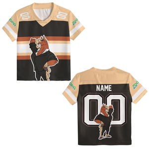K&ouml;nnte beinhalten: Ein kurz&auml;rmeliges Trikot mit V-Ausschnitt. Das Trikot ist schwarz mit beige und wei&szlig;en Akzenten. Es zeigt eine Cartoon-Pferdefigur im Anzug auf der Vorder- und R&uuml;ckseite. Auf der R&uuml;ckseite des Trikots steht das Wort "NAME" &uuml;ber der Nummer "00".