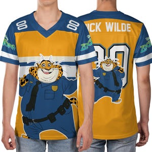K&ouml;nnte beinhalten: Ein gelbes und blaues Trikot mit einem Cartoon-Cheetah-Charakter in Polizeiuniform. Das Trikot hat den Namen "Nick Wilde" und die Nummer "00" auf der R&uuml;ckseite. Auf der Vorderseite des Trikots steht das Wort "Zootopia" und das Bild des Geparden.