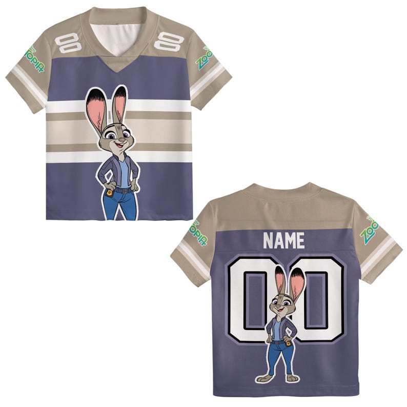 K&ouml;nnte beinhalten: Ein kurz&auml;rmeliges Trikot mit einem Zeichentrickfigurendesign. Die Vorderseite ist blau mit wei&szlig;en und beigen Streifen und dem Bild der Figur. Auf der R&uuml;ckseite befinden sich das Bild der Figur, die Nummer "00" und das Wort "NAME".