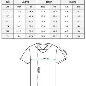 K&ouml;nnte beinhalten: Gr&ouml;&szlig;entabelle f&uuml;r AOP Kinder- und Jugend-Fu&szlig;balltrikots mit L&auml;ngen-, Brust- und &Auml;rmelma&szlig;en in Zoll und Zentimetern. Gr&ouml;&szlig;en von 2T bis YL. Eine Abbildung eines T-Shirts mit V-Ausschnitt zeigt die Messpunkte.