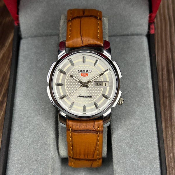 Refurbished Seiko 5 automatic wrist watch for men silver dial with Day-date window