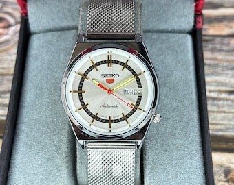 Reloj de pulsera automático Seiko 5 reacondicionado, correa de acero inoxidable, esfera plateada, ventana de día y fecha.
