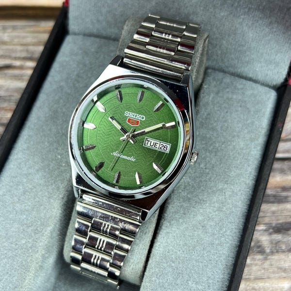 vintage Seiko 5 automatic green dial Day-date window watch