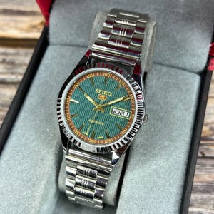 Vintage Seiko 5 automatisch opgeknapt polshorloge groene wijzerplaat dag-datumvenster