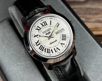 Seiko 5 Automatik Weißes Ziffernblatt, römische Ziffern, Day-Date