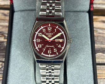 Reloj de pulsera automático Seiko 5 para hombre, esfera de color rojo, ventana de día y fecha, correa de acero inoxidable