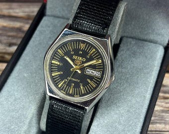 Reloj automático vintage Seiko 5 para hombre, esfera negra, día y fecha, funcionamiento correcto.