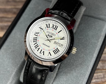 Generalüberholte Seiko 5 Automatik Armbanduhr Weißes Ziffernblatt, römische Ziffern, Day-Date funktionierend