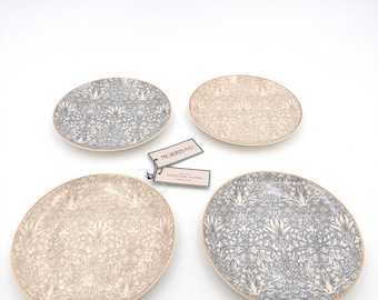 Juego de 4 platos de postre Strawberry Thief de Morris & Co., platos de porcelana en tonos azul y crema.