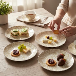 Juego de 4 platos de postre de porcelana fina Morris & Co con un precioso estampado floral beige.