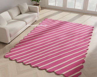 Roze en wit gestreept vloerkleed met geschulpte rand, modern handgetuft wollen vloerkleed met onregelmatige vorm voor woonkamer, speels minimalistisch decor