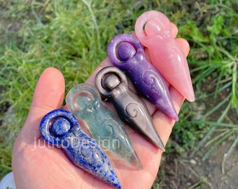 Colgante de cristal de cuarzo con la imagen de la Diosa Madre Divina Gaia PachaMama: Cuarzo tallado a mano, 7 cm (2,8 pulgadas).