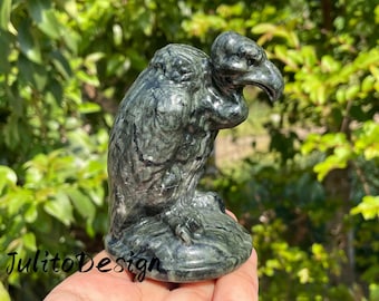 Cráneo de buitre negro tallado a mano en jade verde: Regalo de decoración de cristal para el hogar (9,9 cm)