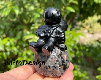 Cráneo de astronauta de obsidiana de cuarzo y piedra Yooperlita: decoración de cristal tallada a mano (8,4 cm)