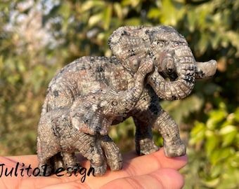 Cráneo de elefante de cuarzo con piedra de yooperlita: decoración de cristal tallada a mano (9,4 cm)