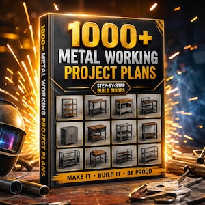 Puede incluir: Un libro negro titulado 1000+ METAL WORKING PROJECT PLANS con texto en dorado y blanco. La portada presenta una cuadrícula de doce imágenes pequeñas que muestran varios diseños de muebles de metal y la frase MAKE IT • BUILD IT • BE PROUD.
