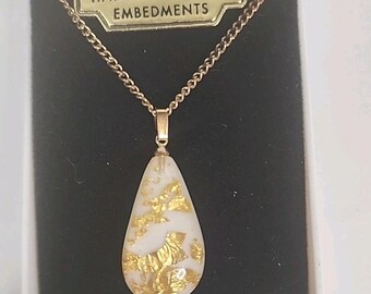 23K karaats gehamerde gouden insluitingen ingekapseld in vintage acryl kettinghanger