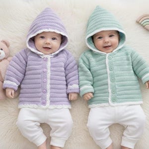 Könnte beinhalten: Zwei Babys in passenden Kapuzenstrickjacken und weißen Hosen. Eine Strickjacke ist lavendelfarben, die andere mintgrün. Ein rosa Teddybär und ein Holzspielzeug in Regenbogenform sind ebenfalls im Bild.