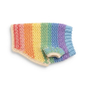 Puede incluir: Un suéter para mascotas tejido a mano con ganchillo en colores del arcoíris, incluyendo rojo, naranja, amarillo, verde, azul y morado. El suéter tiene un ribete color crema y está diseñado para un perro o gato pequeño. El hilo parece suave y acogedor.
