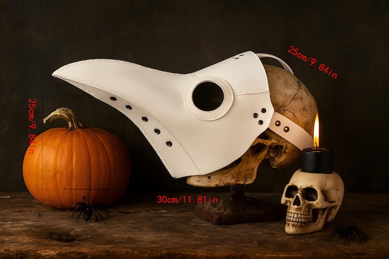 Puede incluir: Una m&aacute;scara de m&eacute;dico de la peste de cuero blanco con un pico largo, un cr&aacute;neo de 30 cm y una vela encendida. Tambi&eacute;n hay una calabaza naranja (25 cm) y un peque&ntilde;o candelabro de calavera, junto con una ara&ntilde;a de pl&aacute;stico.